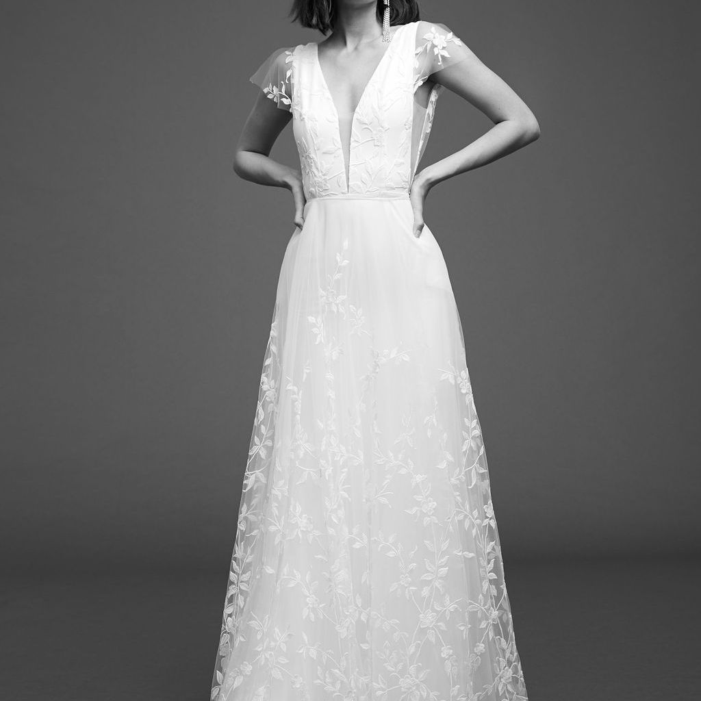 模型中的A线袍绣薄纱和帽套