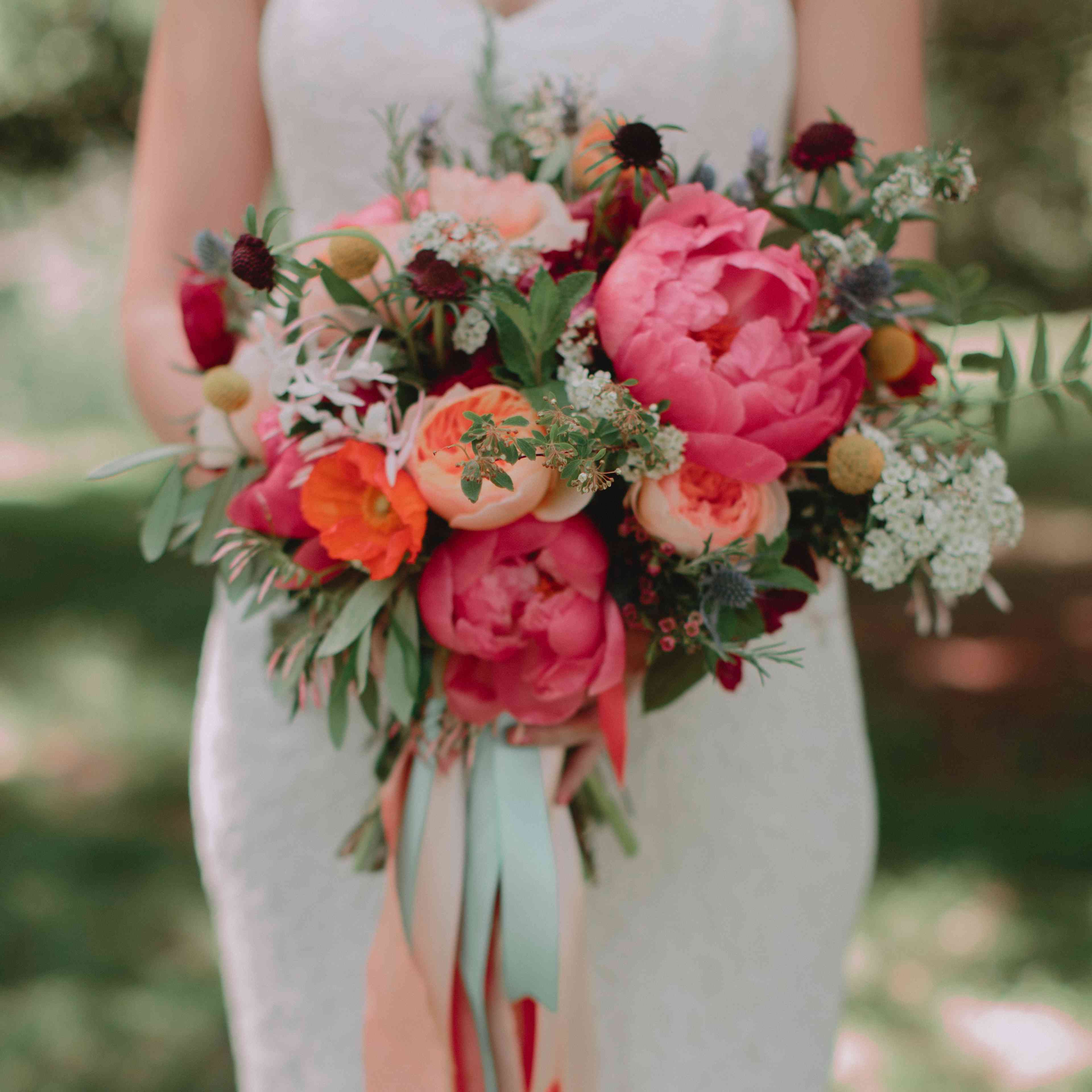 充满活力的牡丹花束