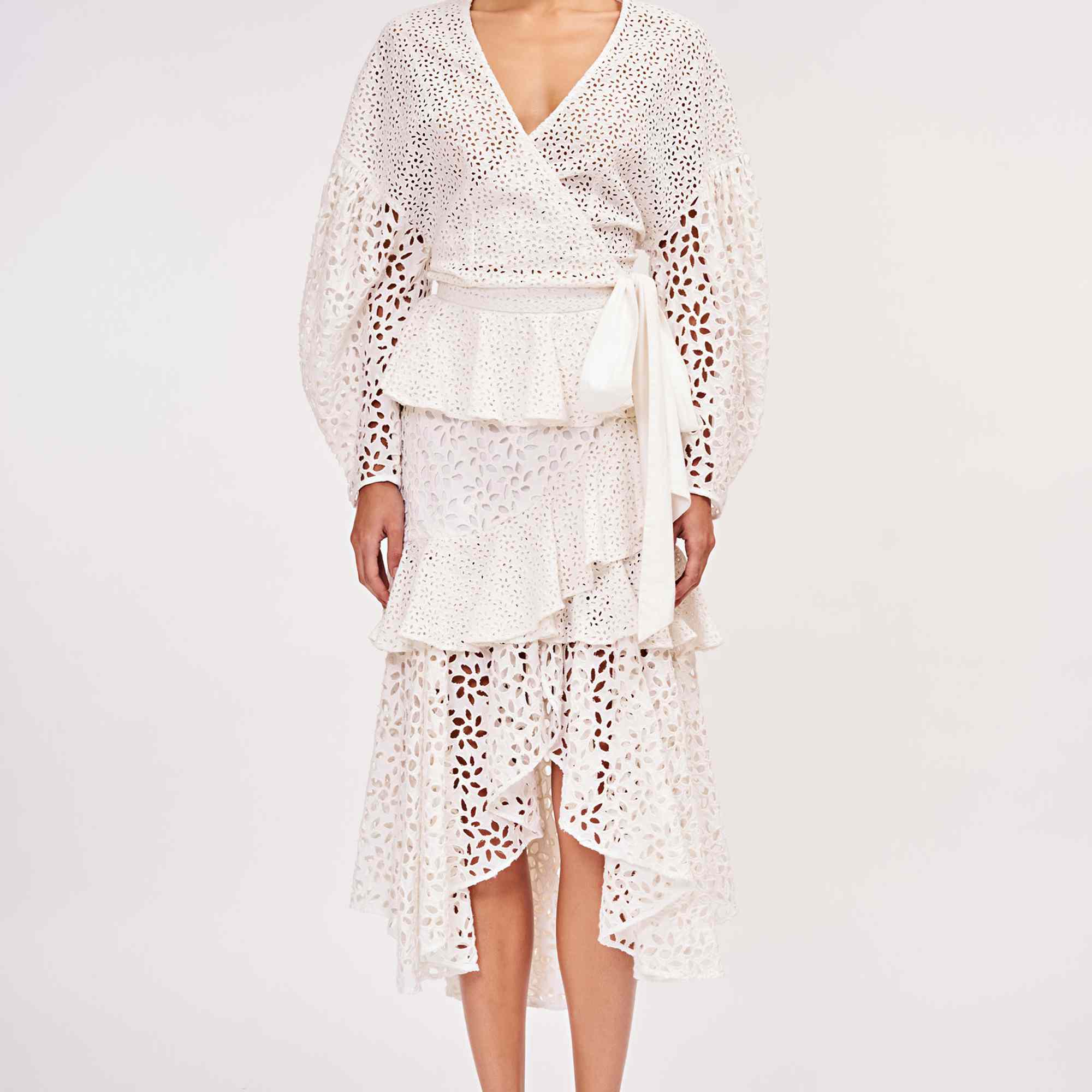 白色midi连衣裙，带不对称的褶边和高低下摆