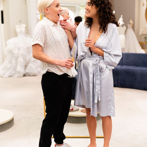 Hannah Hart与礼服逛街，情侣