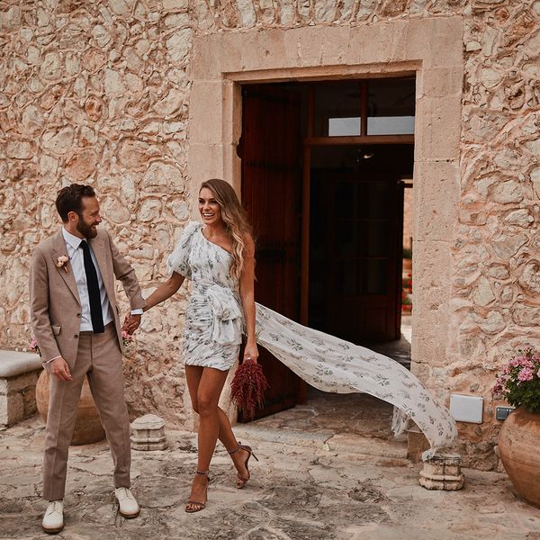 男人和女人手牵着手