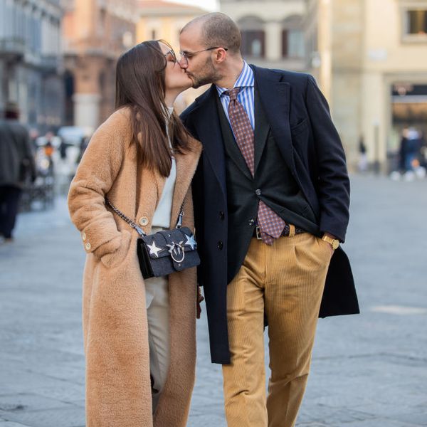 情侣接吻＂class=