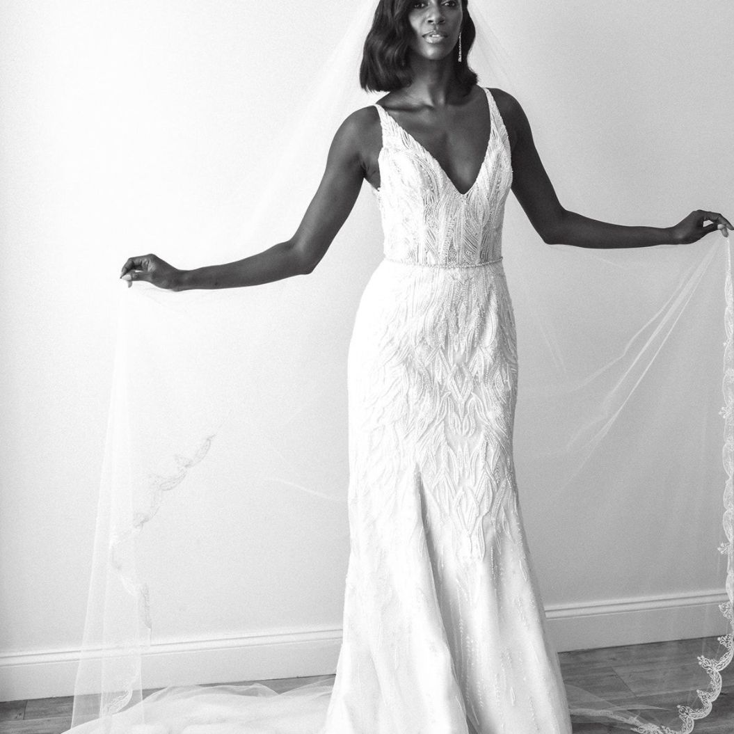 新娘与钝的高挑和刷出的波浪