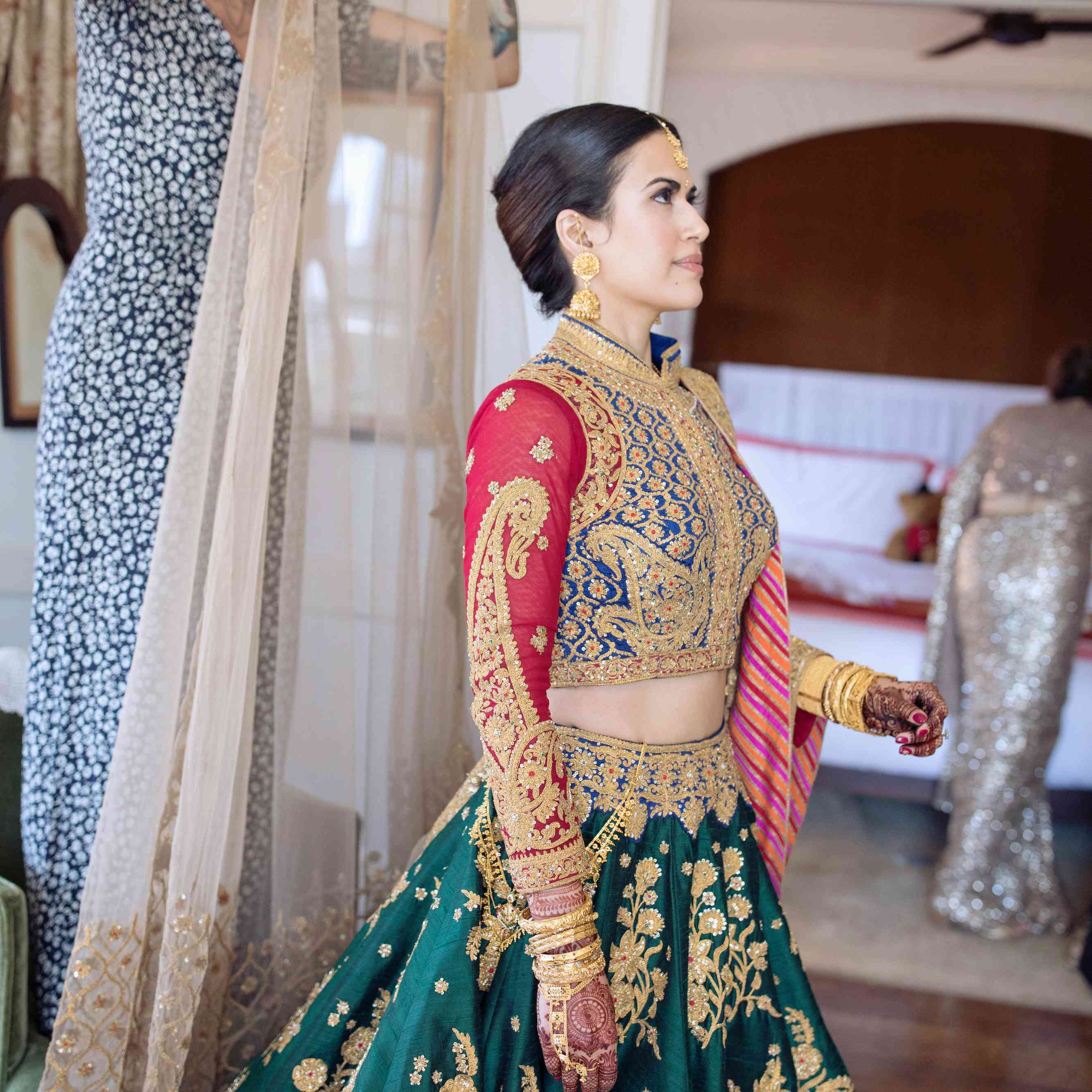 女人戴上了新娘的面纱