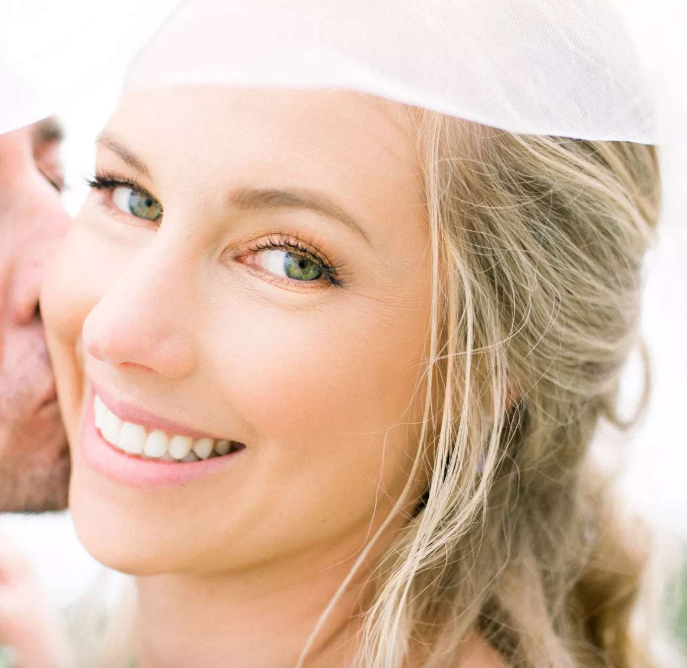 微笑的新娘，当得到从新郎的一个亲吻