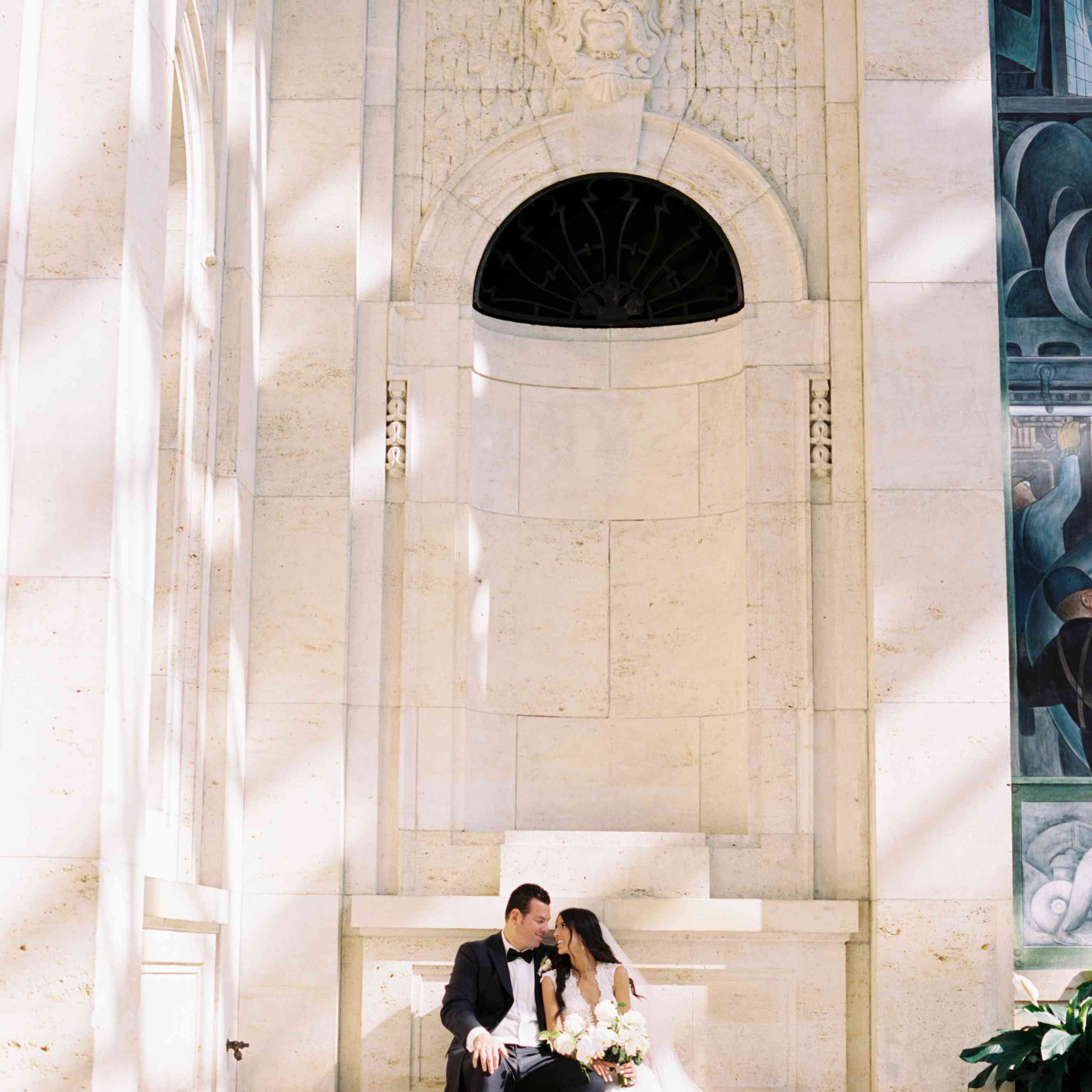 新婚夫妇摆好姿势让人画像