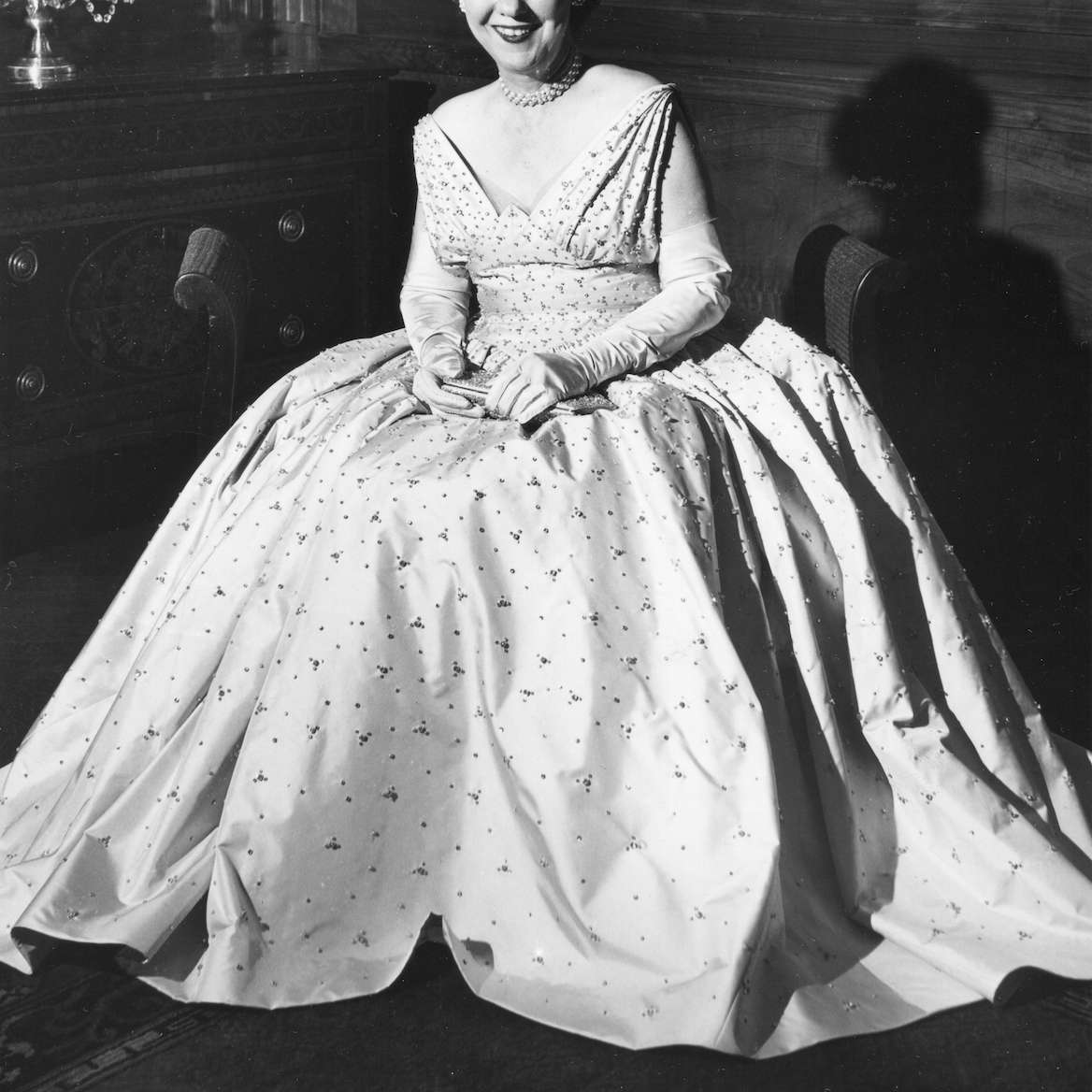 Mamie Eisenhower于1953年1月4日坐在她的现成球衣中。