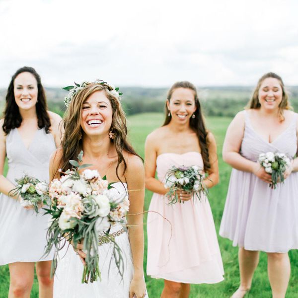 <P>新娘党在短不匹配的伴娘礼服</ P>