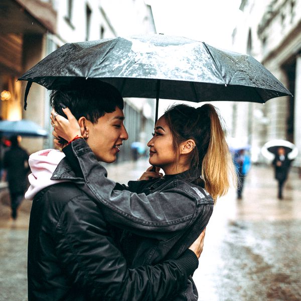 站立在伞下的夫妇