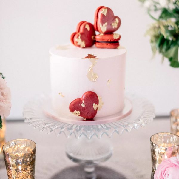 粉红色的蛋糕和红心马卡龙