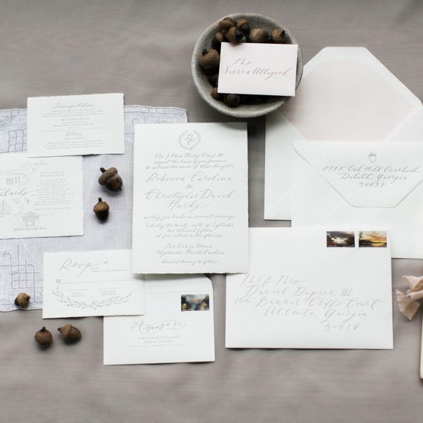 白色和银色的婚礼文具套房