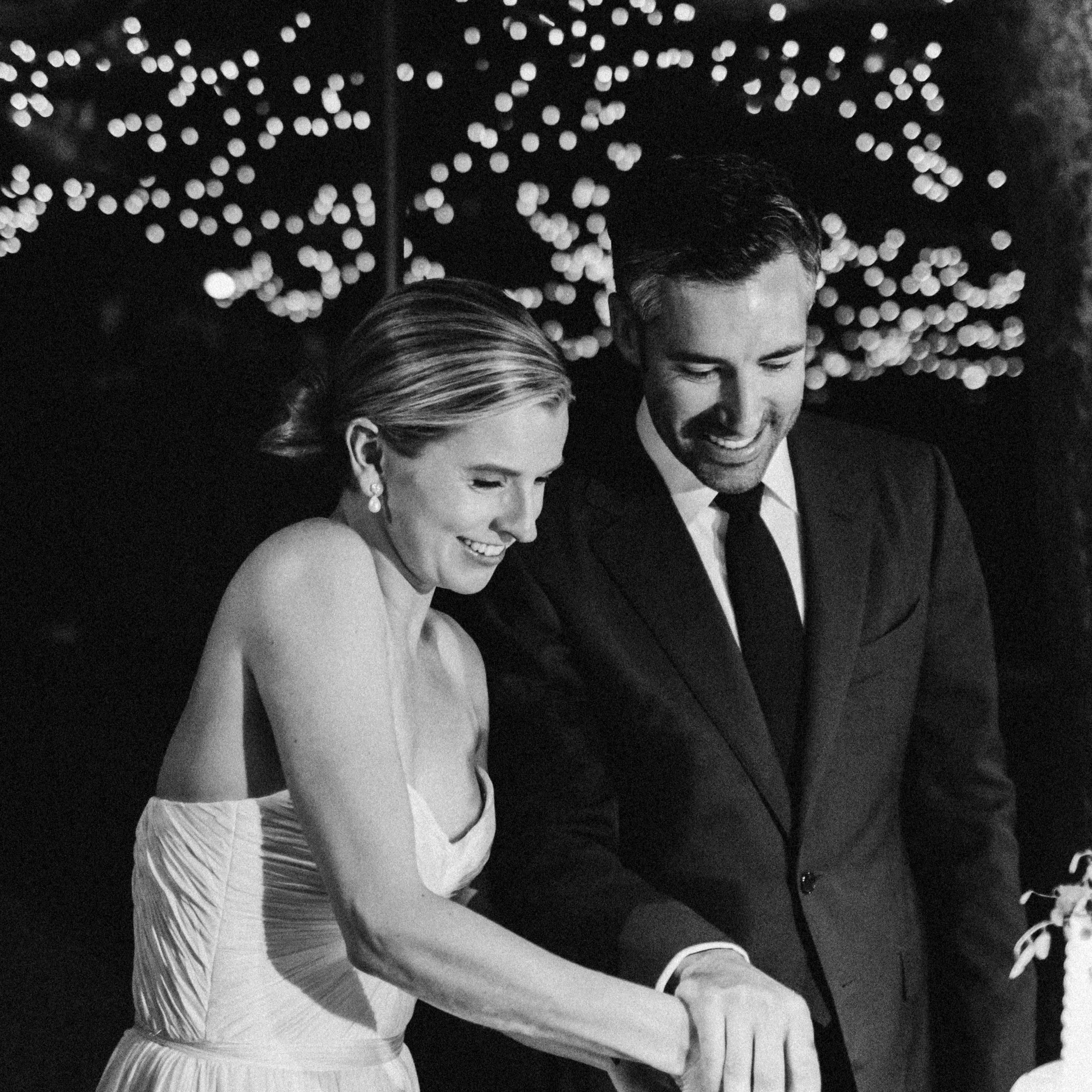 新娘和新郎切蛋糕