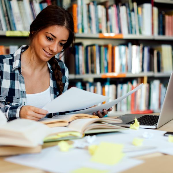 大学高级院长考虑了她的学生贷款偿还选择。“class=