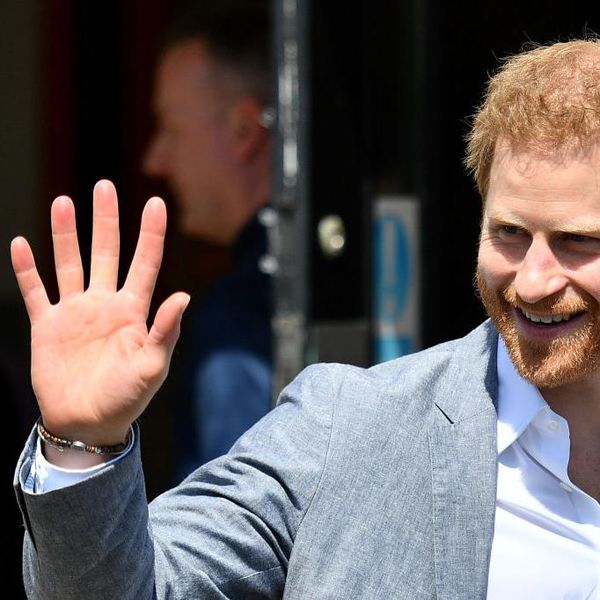在英国牛津，苏塞克斯公爵哈里王子向祝福者挥手致意