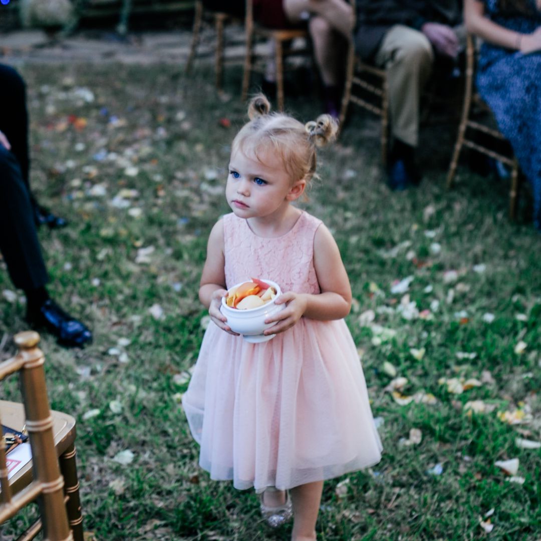 捧着花瓣的卖花女