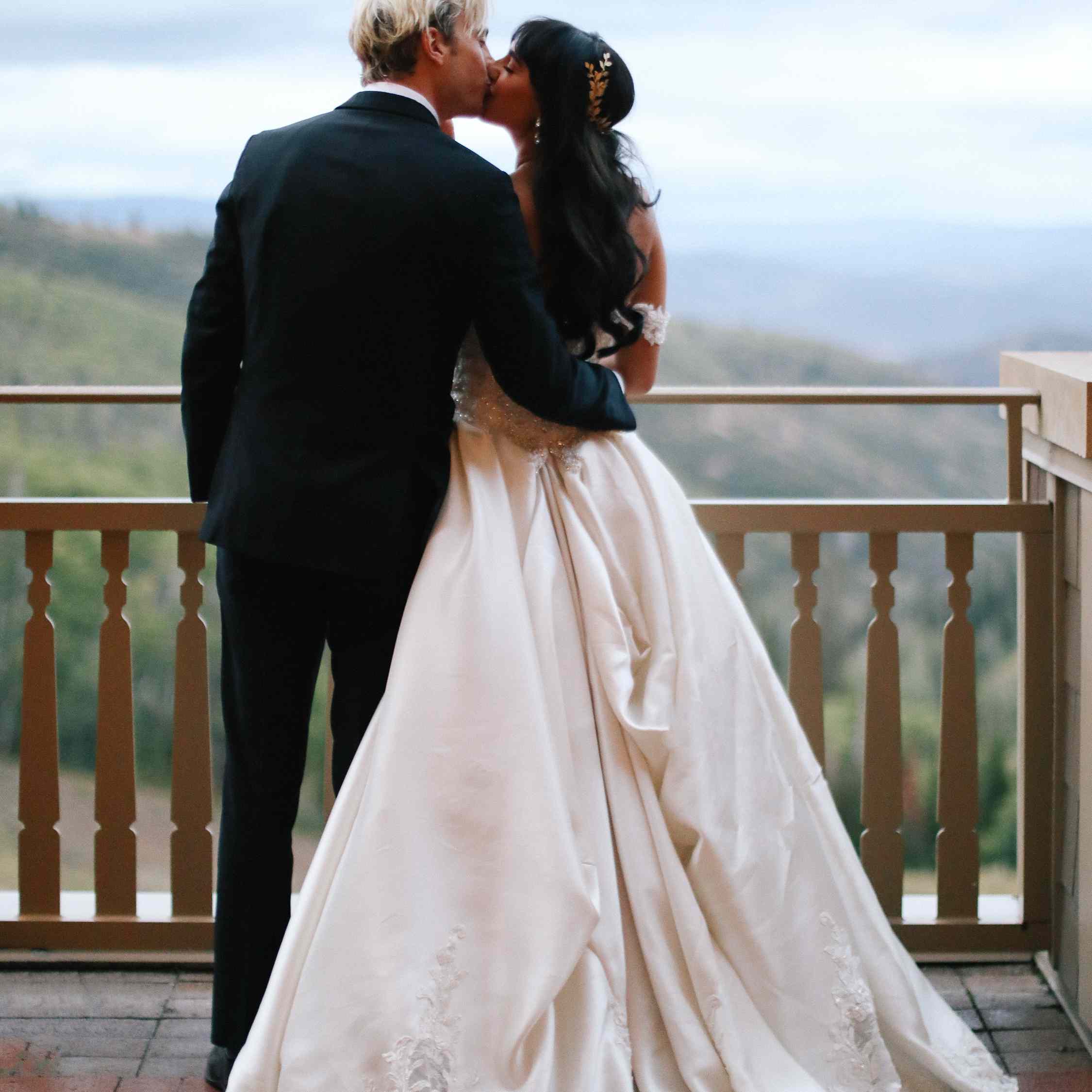 萨凡纳和赖克婚礼，夫妇“class=