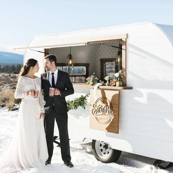 冬天的婚礼在山上举行，新娘穿着长袖，在酒吧的拖车前活动，户外接待，干杯