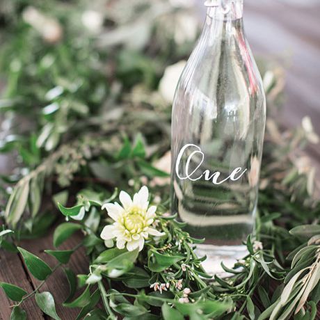 透明玻璃瓶作为桌子号