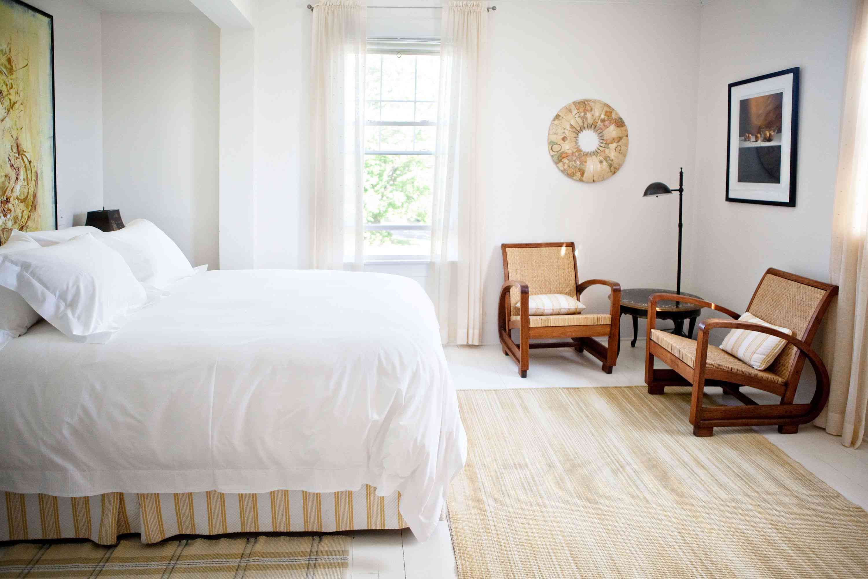 白色酒店房间床上,木躺椅