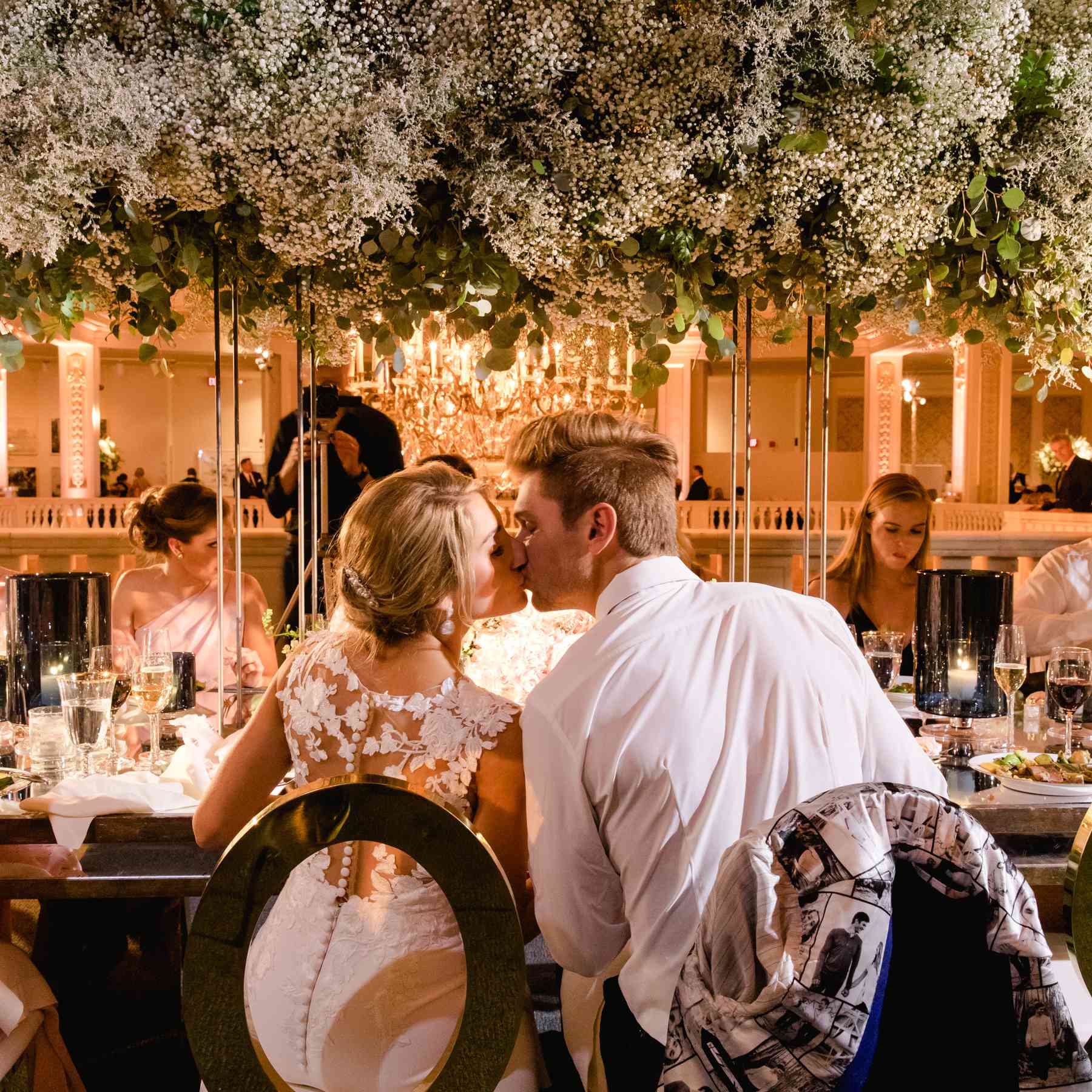 新娘和新郎亲吻