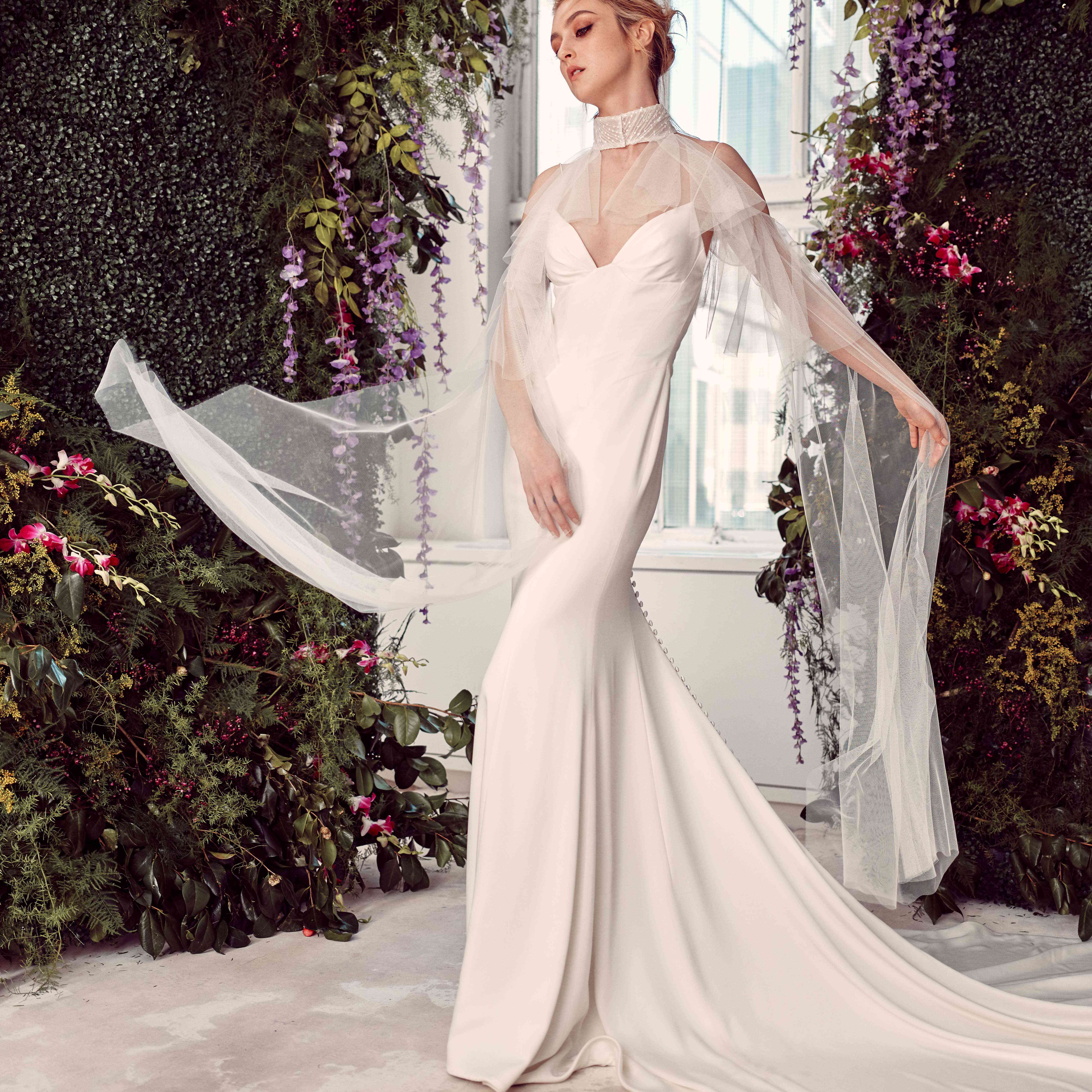 模特在缝紧身连衣裙与薄纱披肩