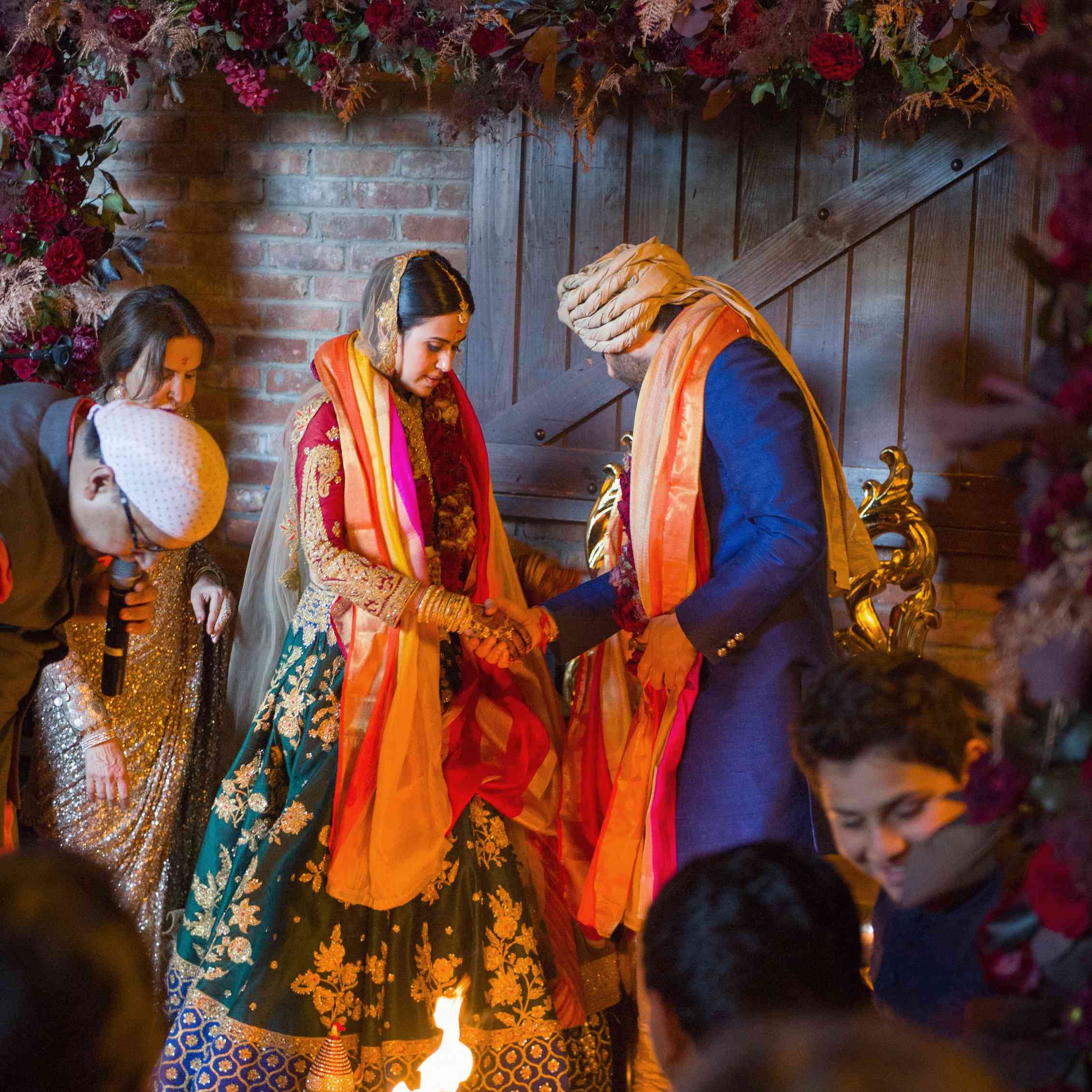 新娘和新郎在仪式上