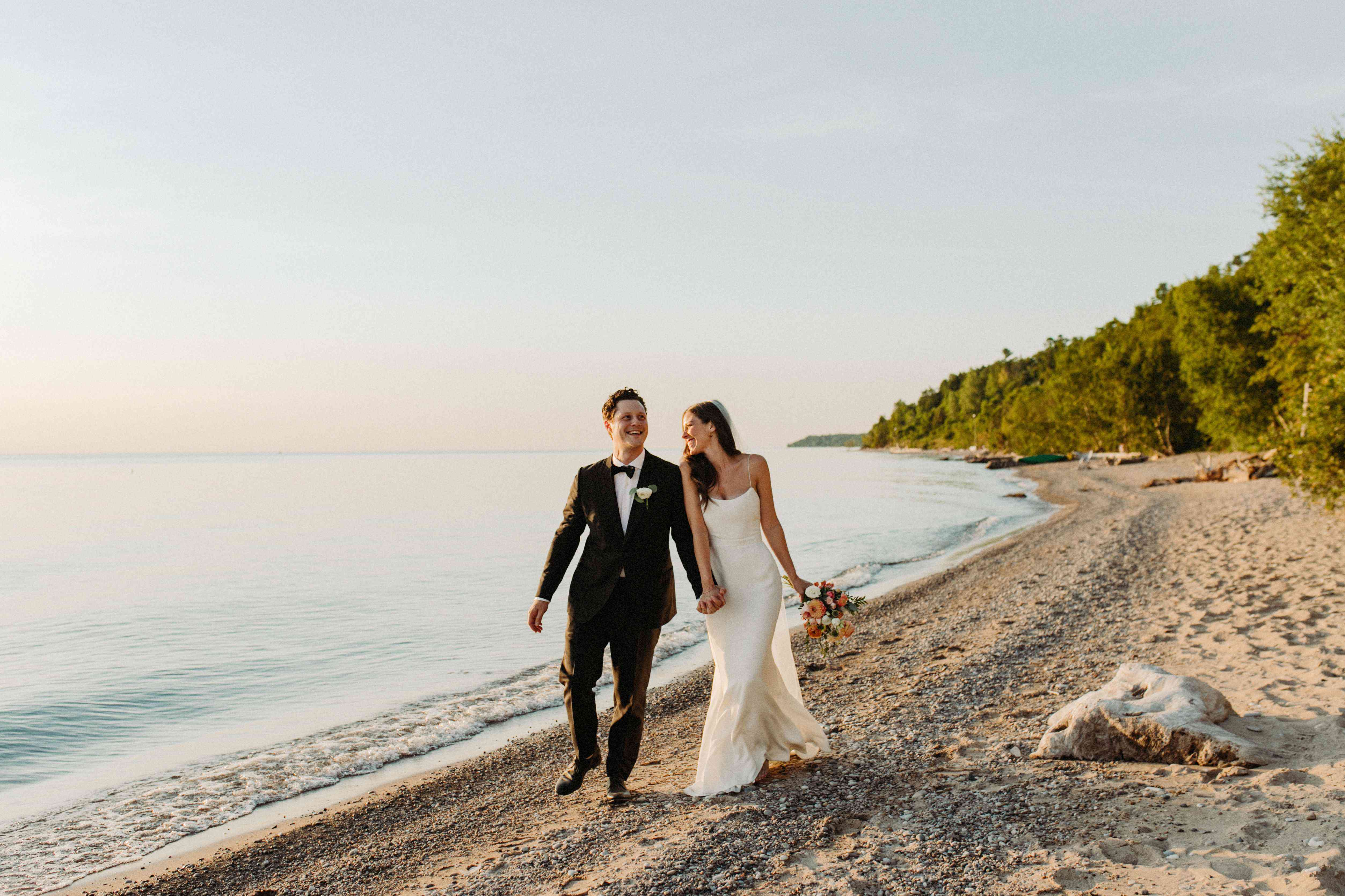 新娘和新郎步行