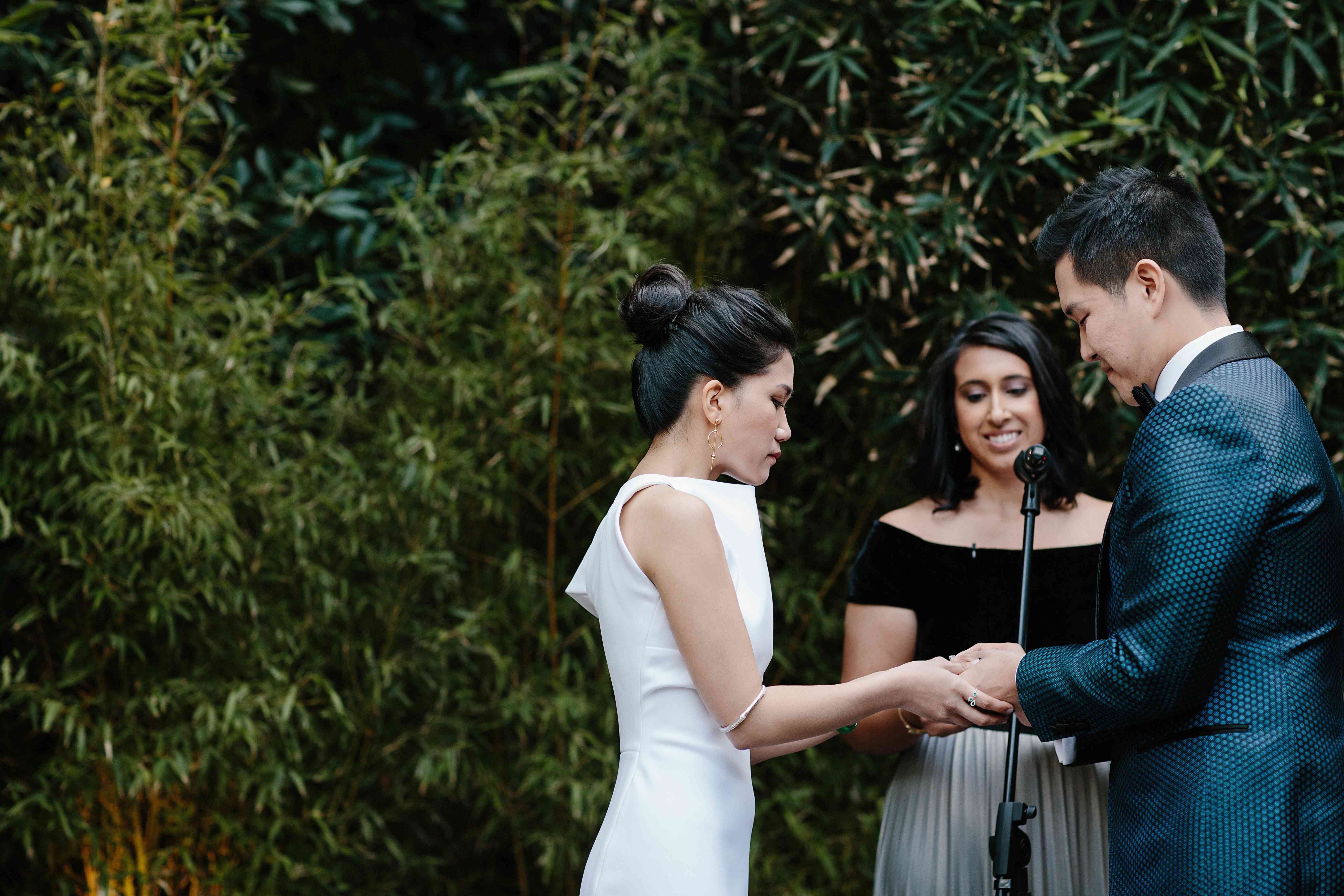 新娘和新郎交换誓言