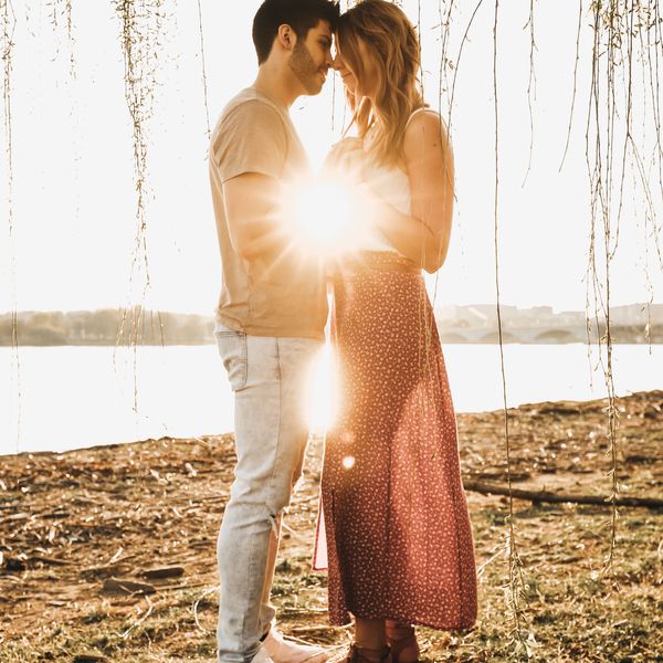 夫妇拥抱在阳光背后