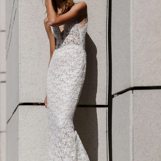 在装低胸蕾丝婚纱型号