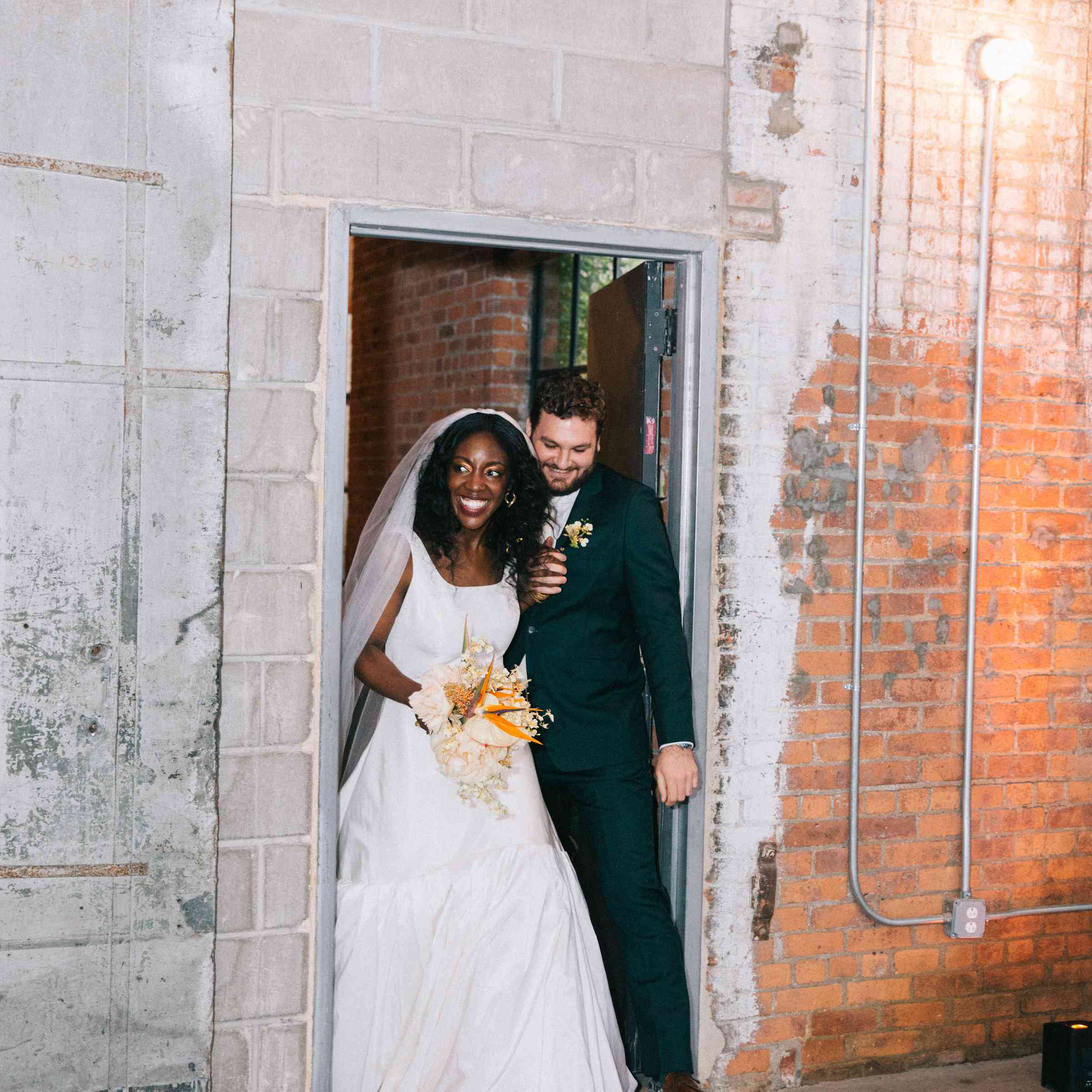 新娘和新郎进入仪式