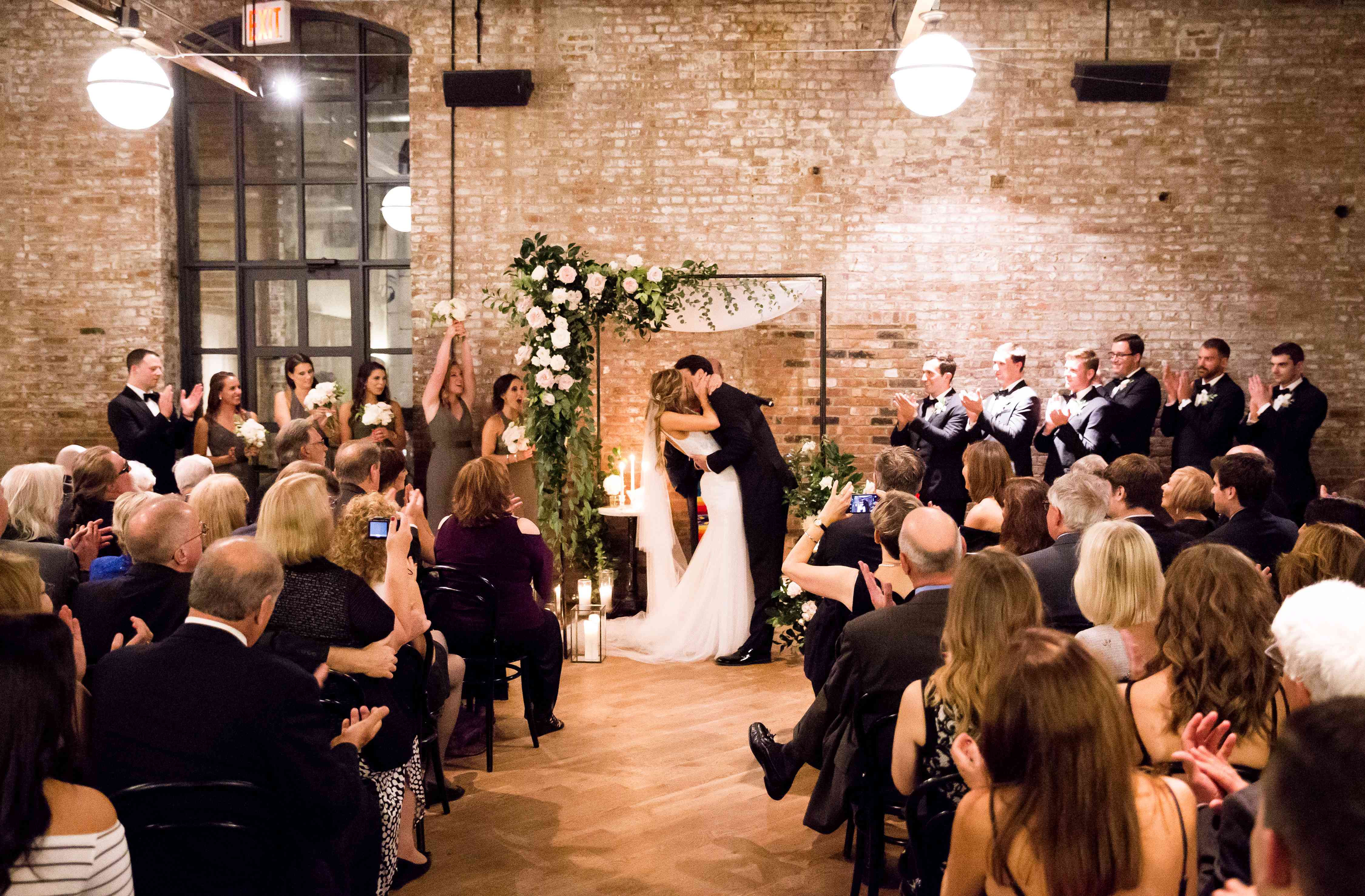 <p>初吻祭坛装饰chuppah </ p> <br> <br>