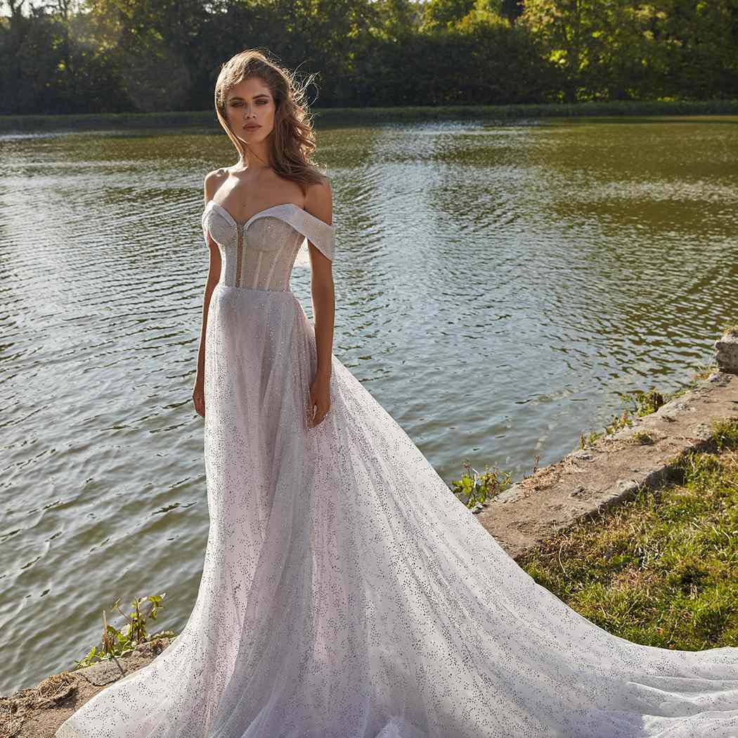 由Galia Lahav设计的花式白色婚纱