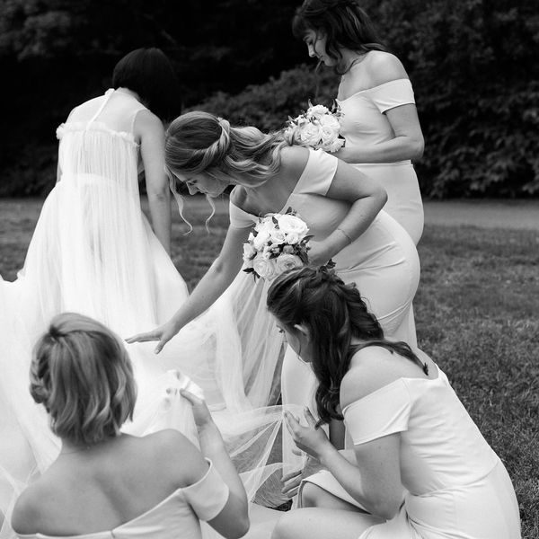 伴娘帮助新娘训练