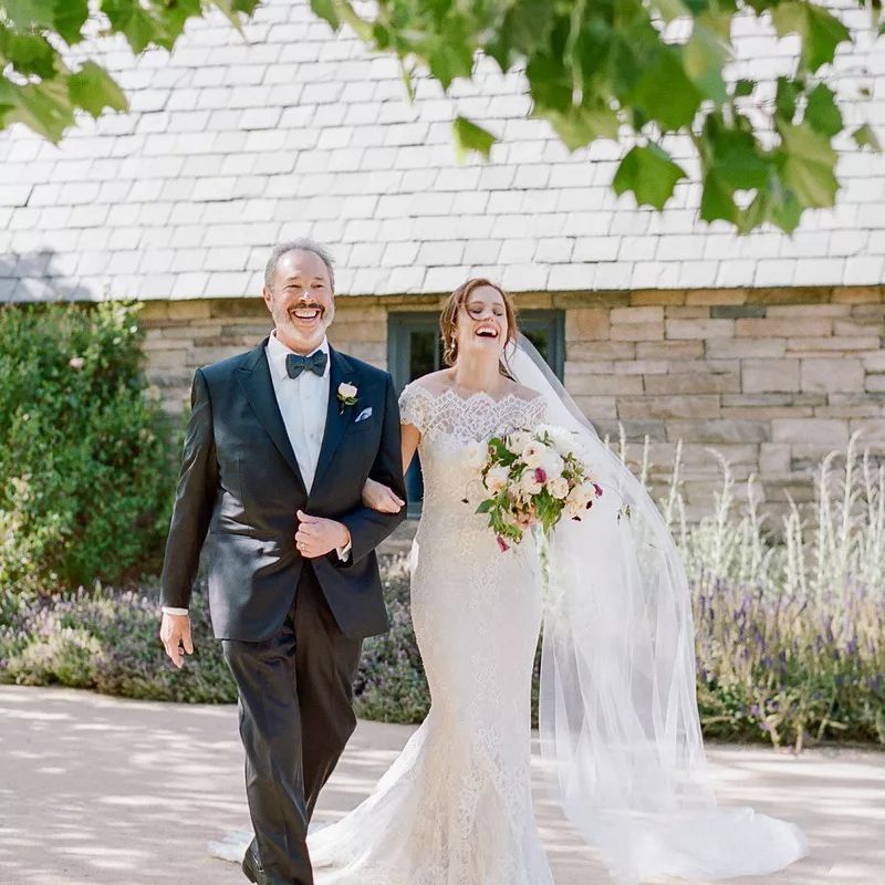 女儿和继父走在亚洲人身上