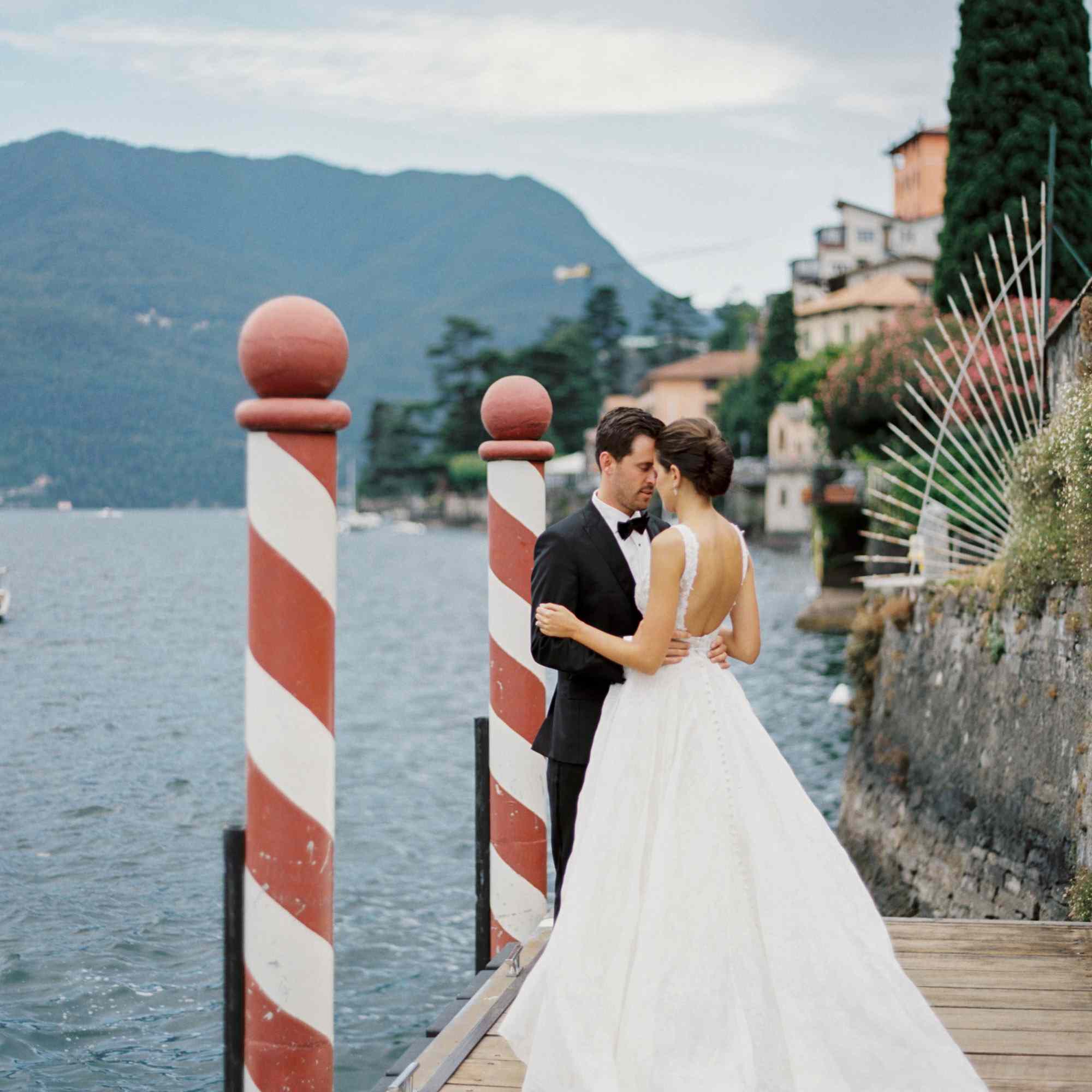 新娘和新郎在科莫湖