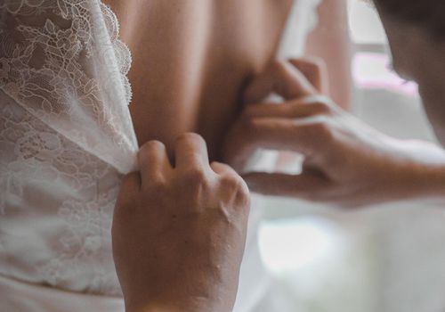 女人系上新娘的结婚礼服
