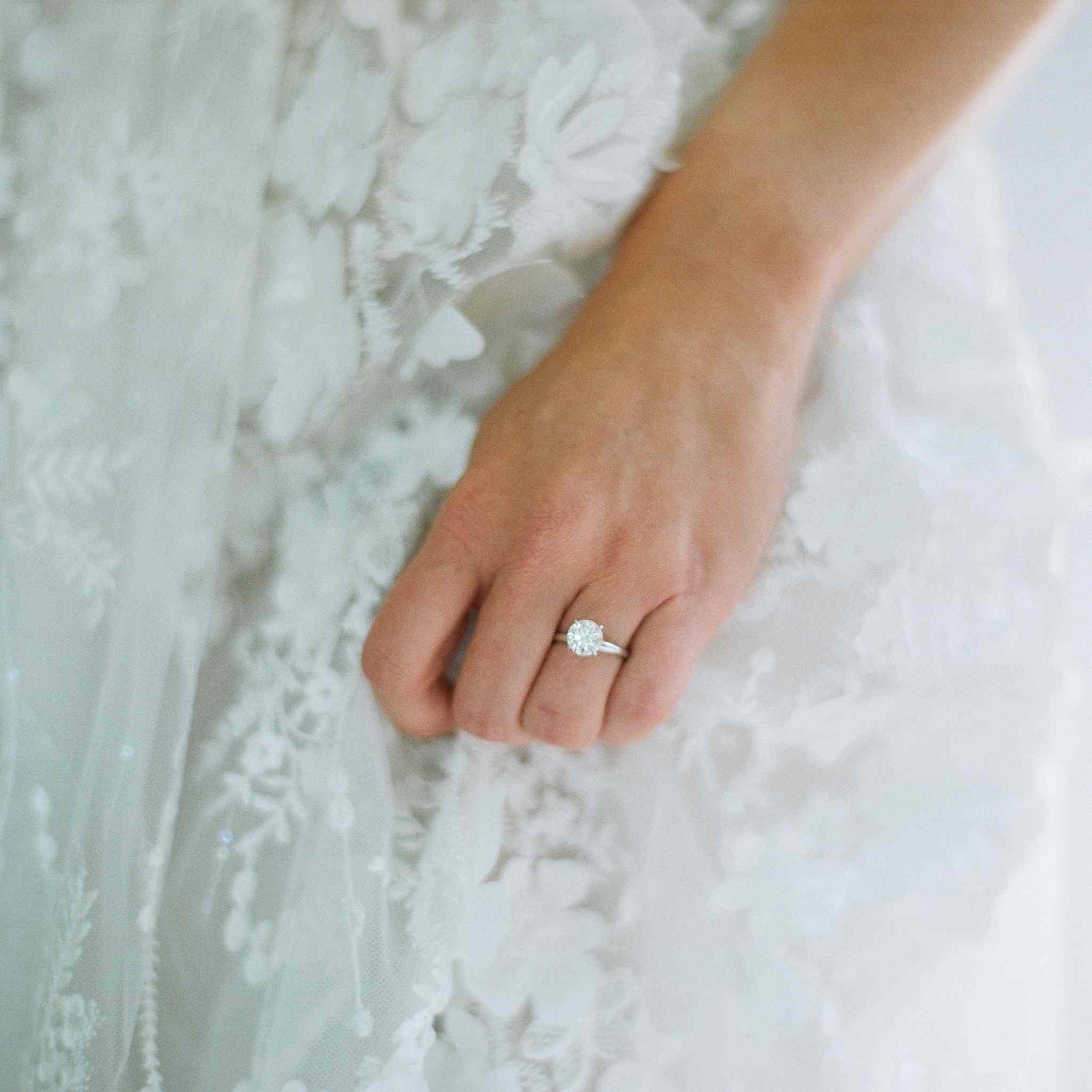 新娘戴着圆形的订婚戒指188bet官网88bet官网