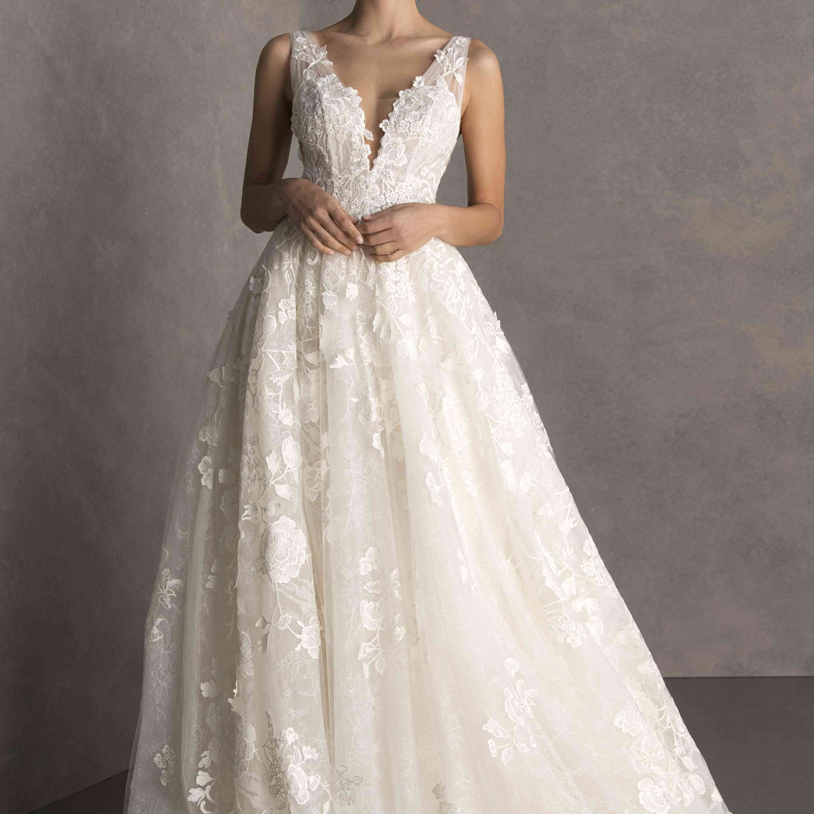 在型号花卉刺绣长礼服与暴跌领口错觉