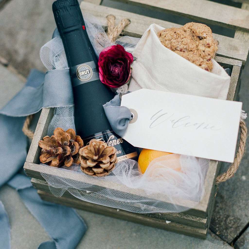 欢迎篮配葡萄酒和本地制造的工艺品