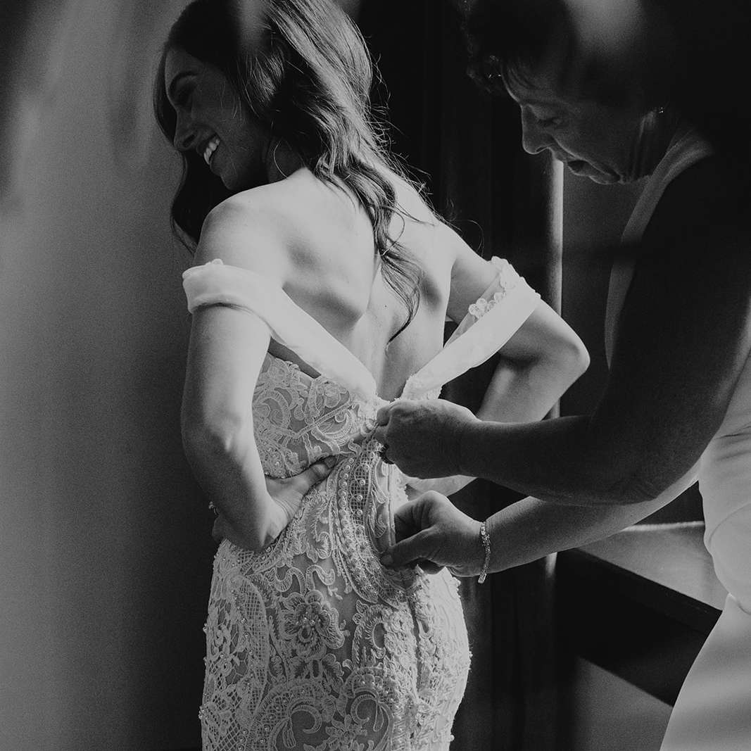 妈妈拉上新娘的礼服