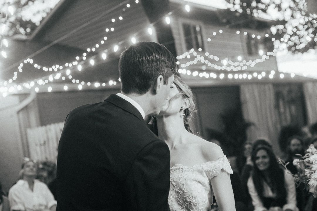 新娘和新郎在婚宴上接吻