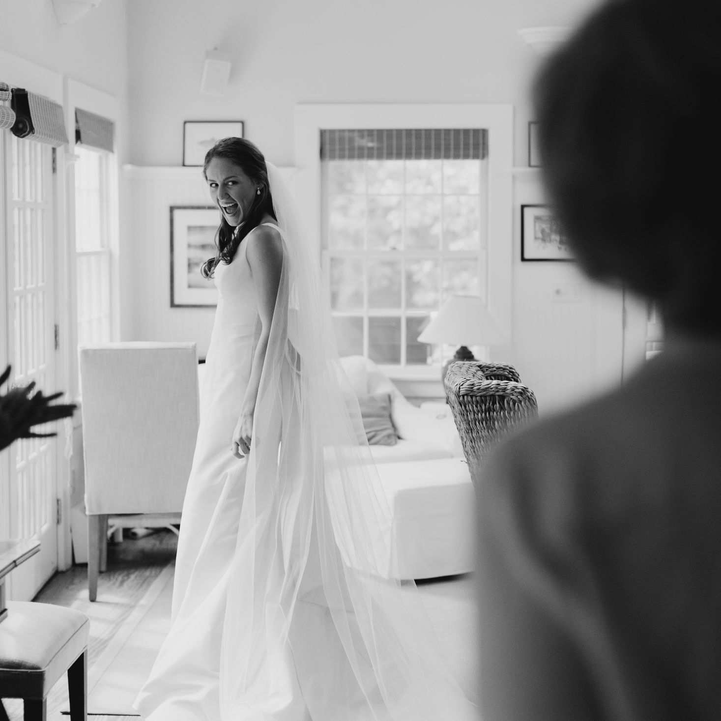 在家质朴马萨诸塞州举行婚礼，在婚纱礼服的新娘装扮