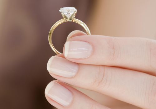 握着订婚戒指的女人的手。188bet官网88bet官网