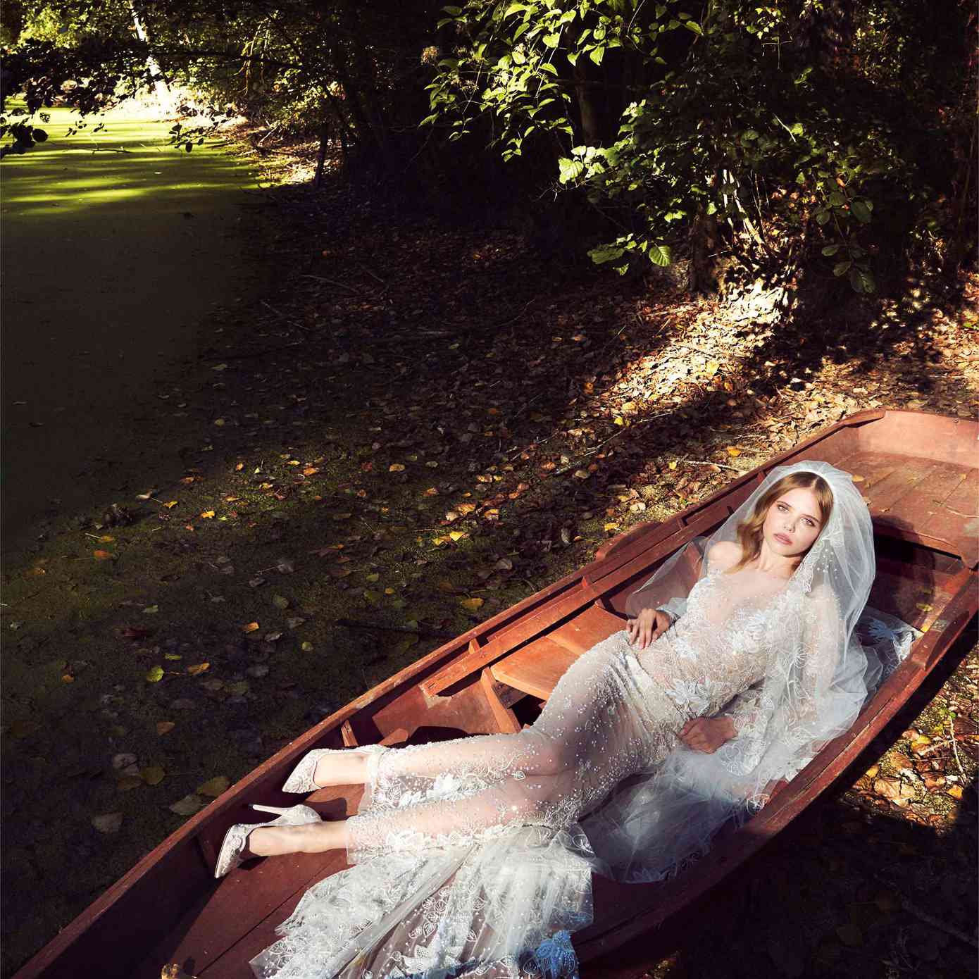 模型在一个长袖印花布错觉薄纱鞘礼服与花卉刺绣,亮片,珠饰和一个匹配的面纱