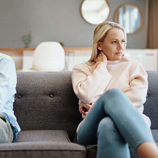 坐在沙发上的女人