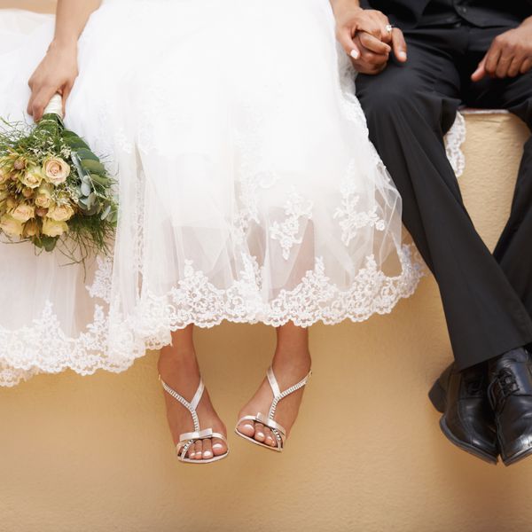 新婚夫妇牵手“class=