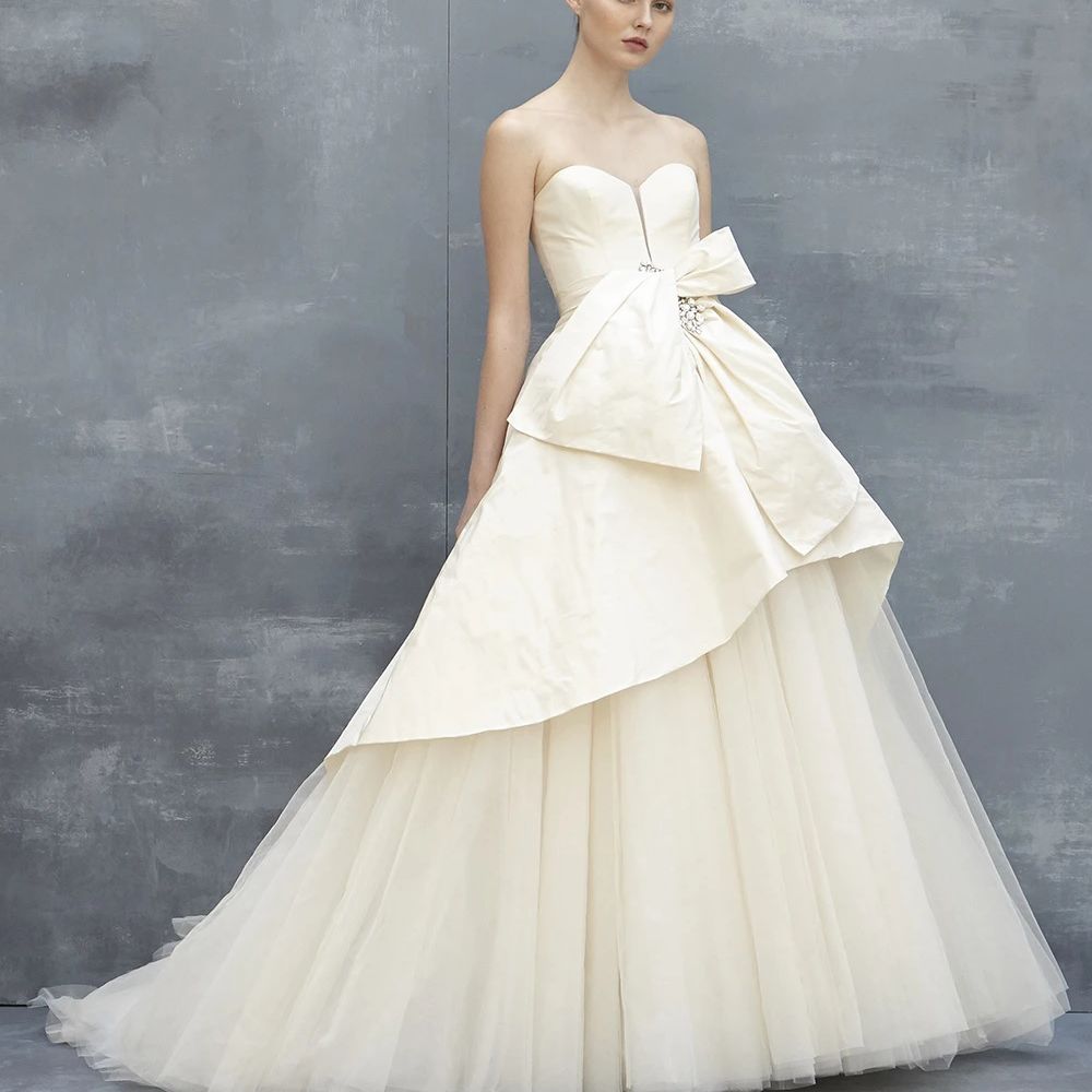 模特儿在灰白色丝绸塔夫绸和薄纱舞会礼服