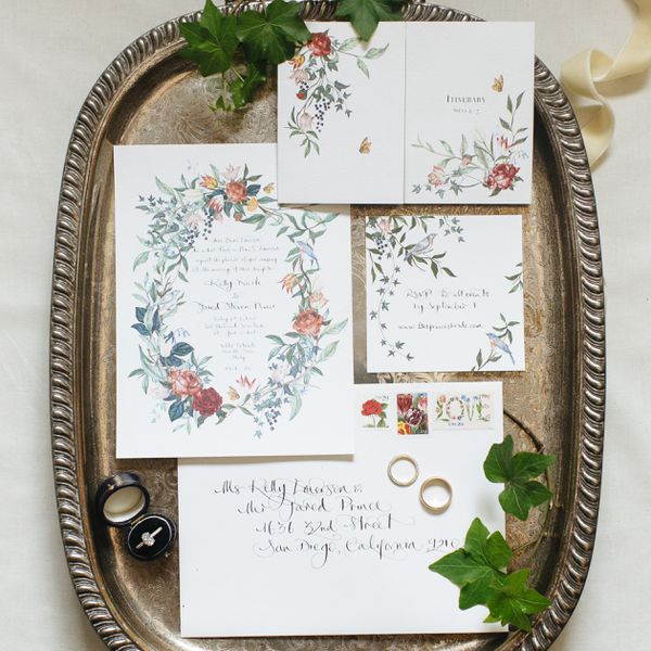 邀请套件平躺在金属托盘上有常春藤