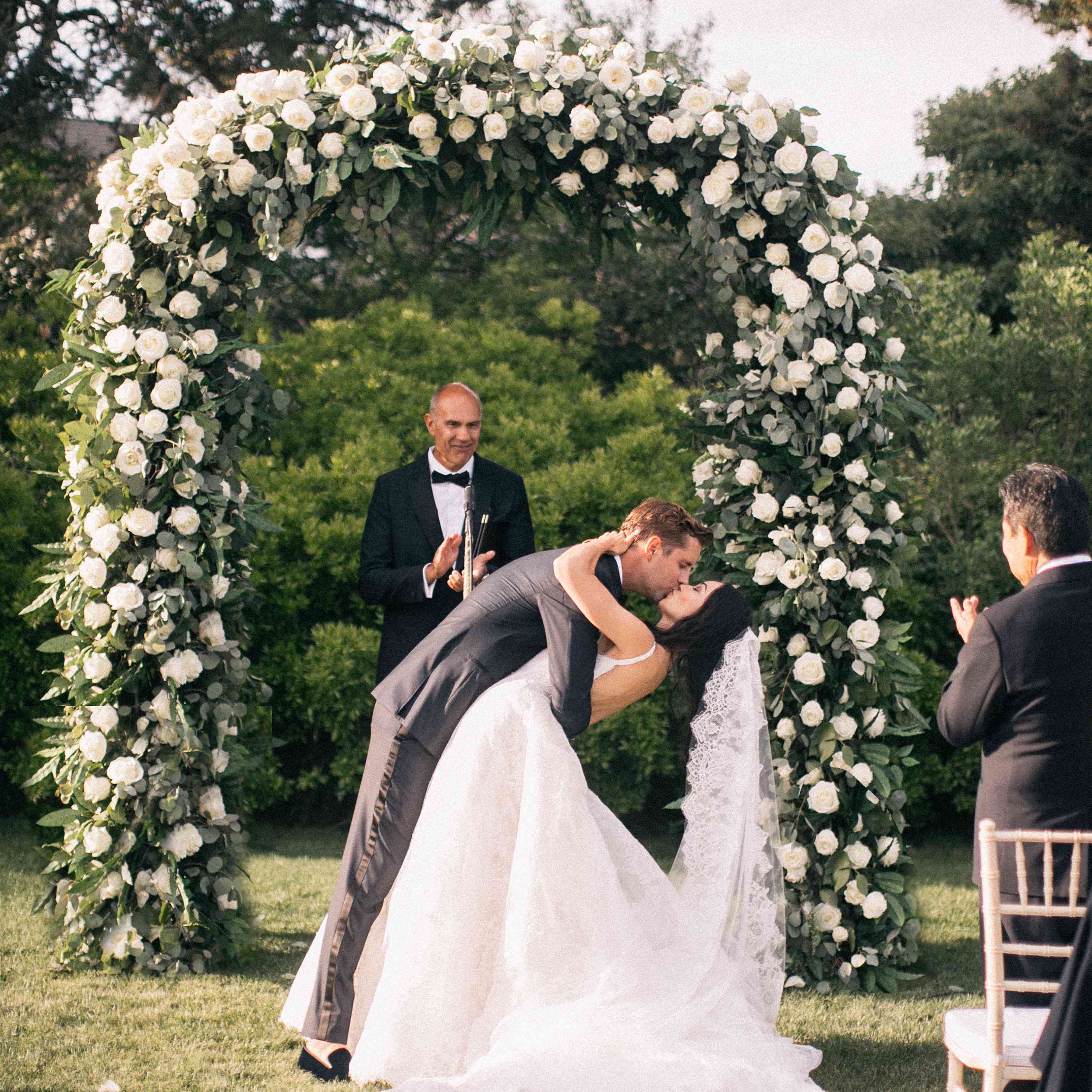 情侣接吻＂class=